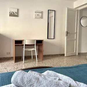 Lorenzo's House Centre - Comfortable Large With 2 Bedrooms And 2 Baths, Close To Trains, Metro And Bus Station Appartamento